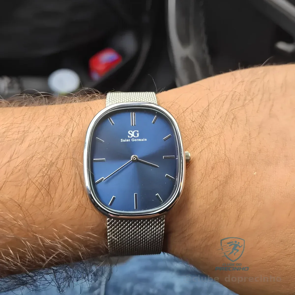 Relógio Masculino Saint Germain Moncler Oval Prateado Com Fundo Azul