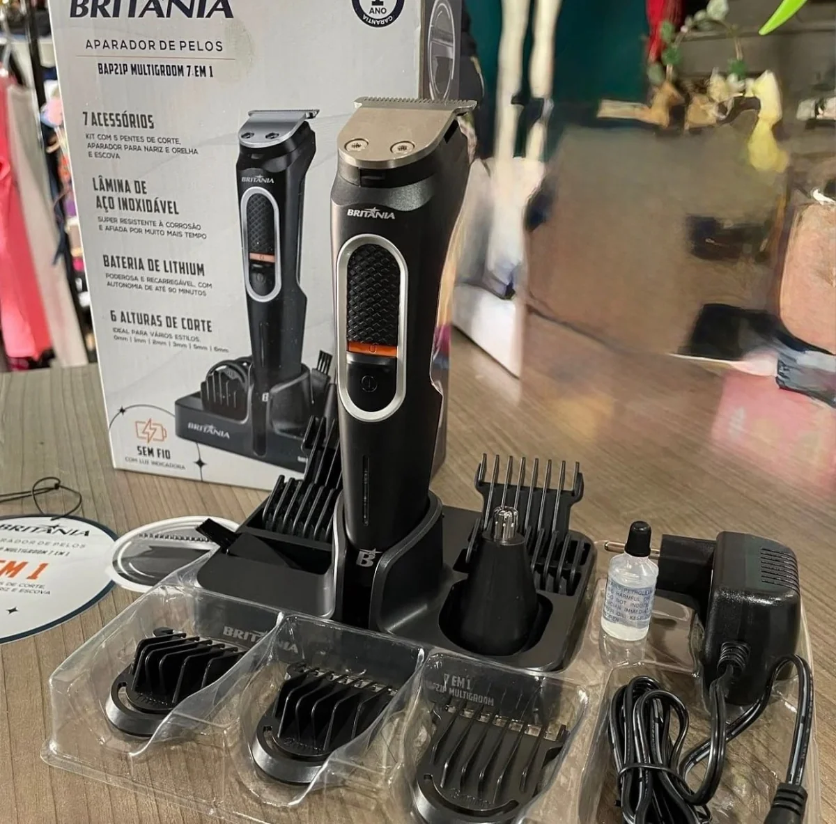 Aparador De Pelos Bap21p Multigroom 7 Em 1 Britânia Bivolt Preto 127/220v