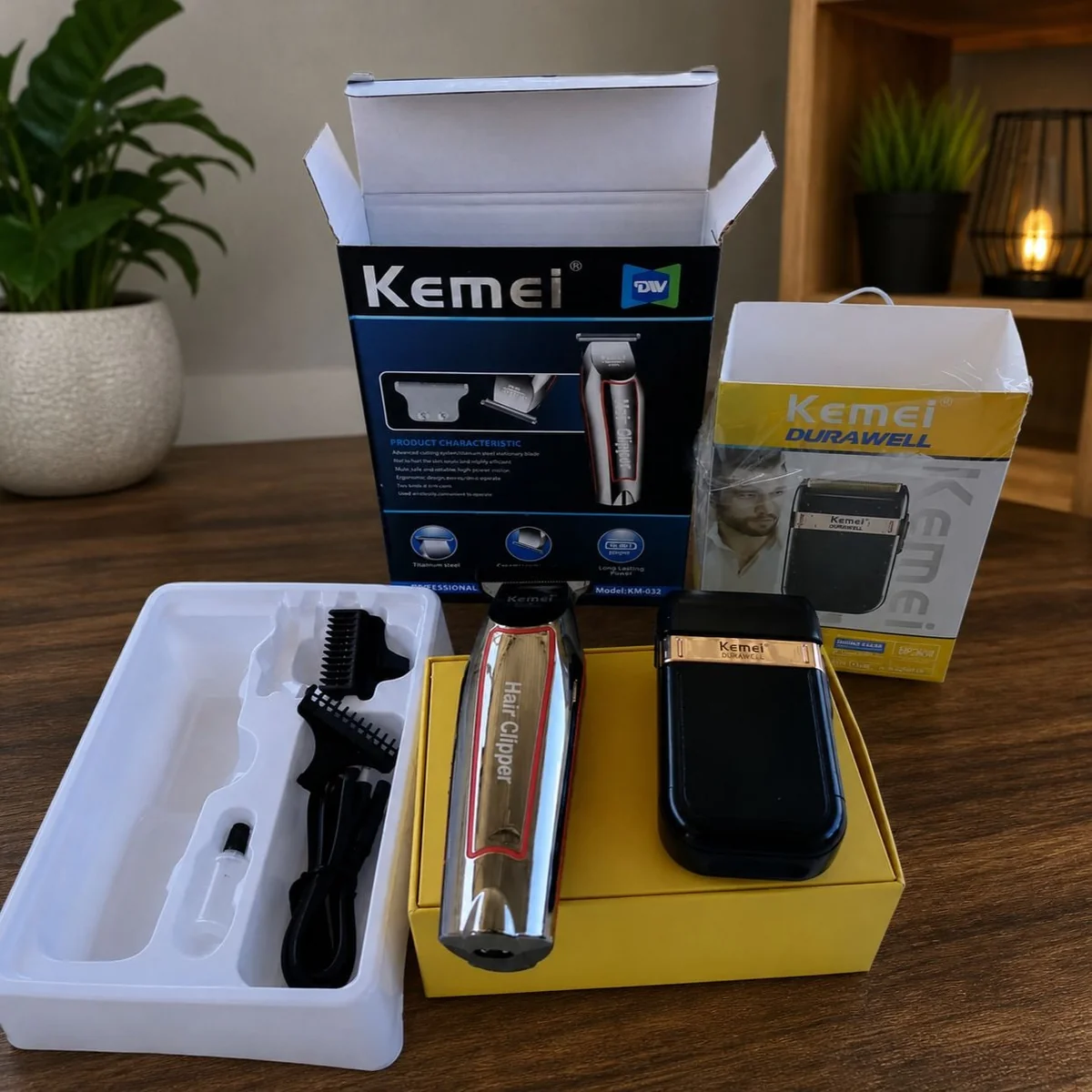 Máquina De Cortar Cabelo Kemei Km-032 Sem Fio 3 Pentes Bivolt Prateado 127/220v