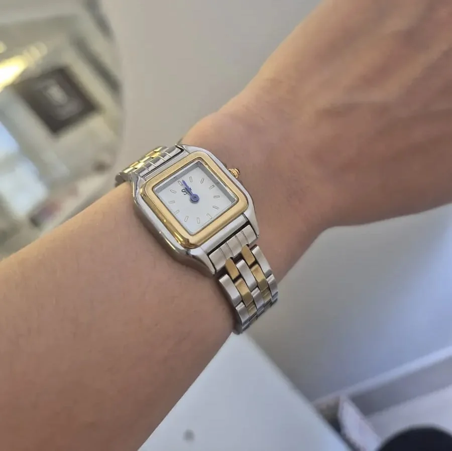 Relógio Feminino Quadrado Dourado E Prata Boxy Bicolor Gold Fundo Branco Prateado