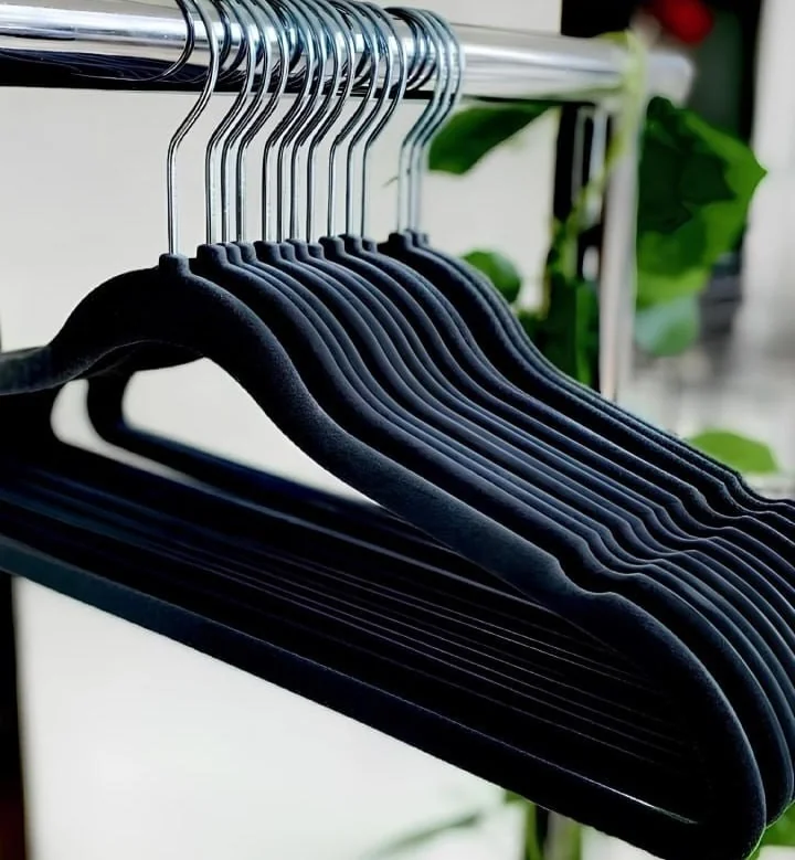 Kit 10 Cabides De Veludo Preto Antiderrapante Com Estrutura Reforçada Casutil